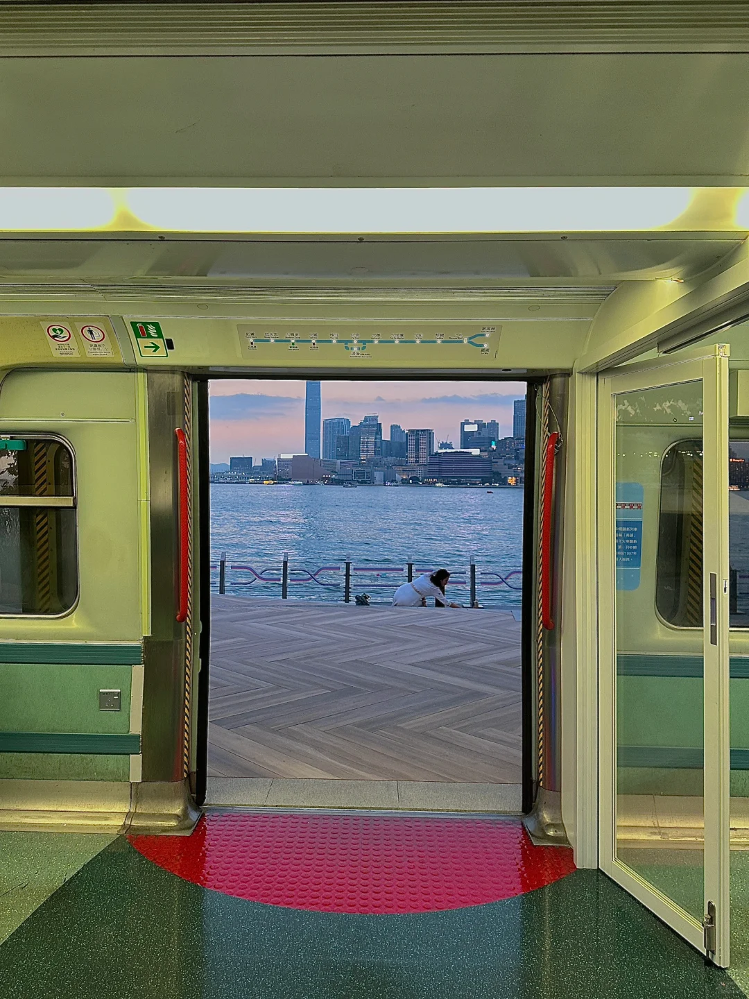 浪漫HK??一出地铁就到的海边…..太美啦！！