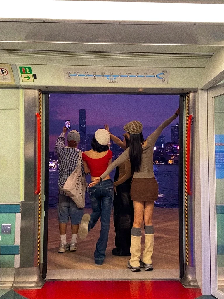 浪漫HK??一出地铁就到的海边…..太美啦！！