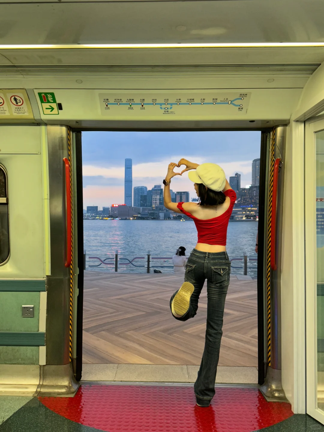 浪漫HK??一出地铁就到的海边…..太美啦！！