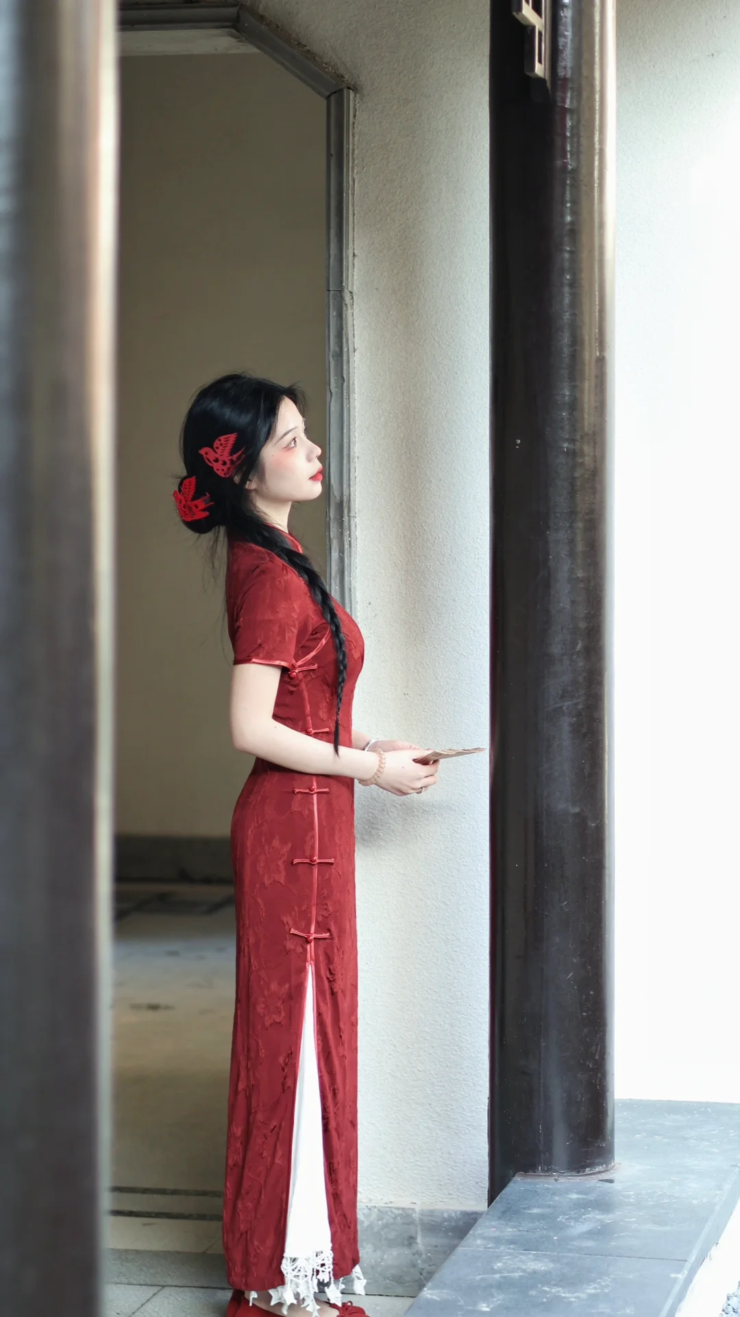 天边明月清如许，不载红尘一点愁。