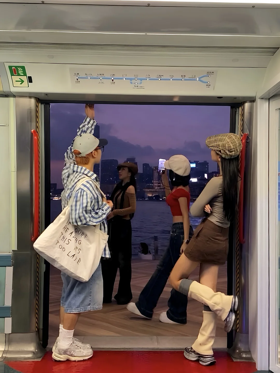 浪漫HK??一出地铁就到的海边…..太美啦！！