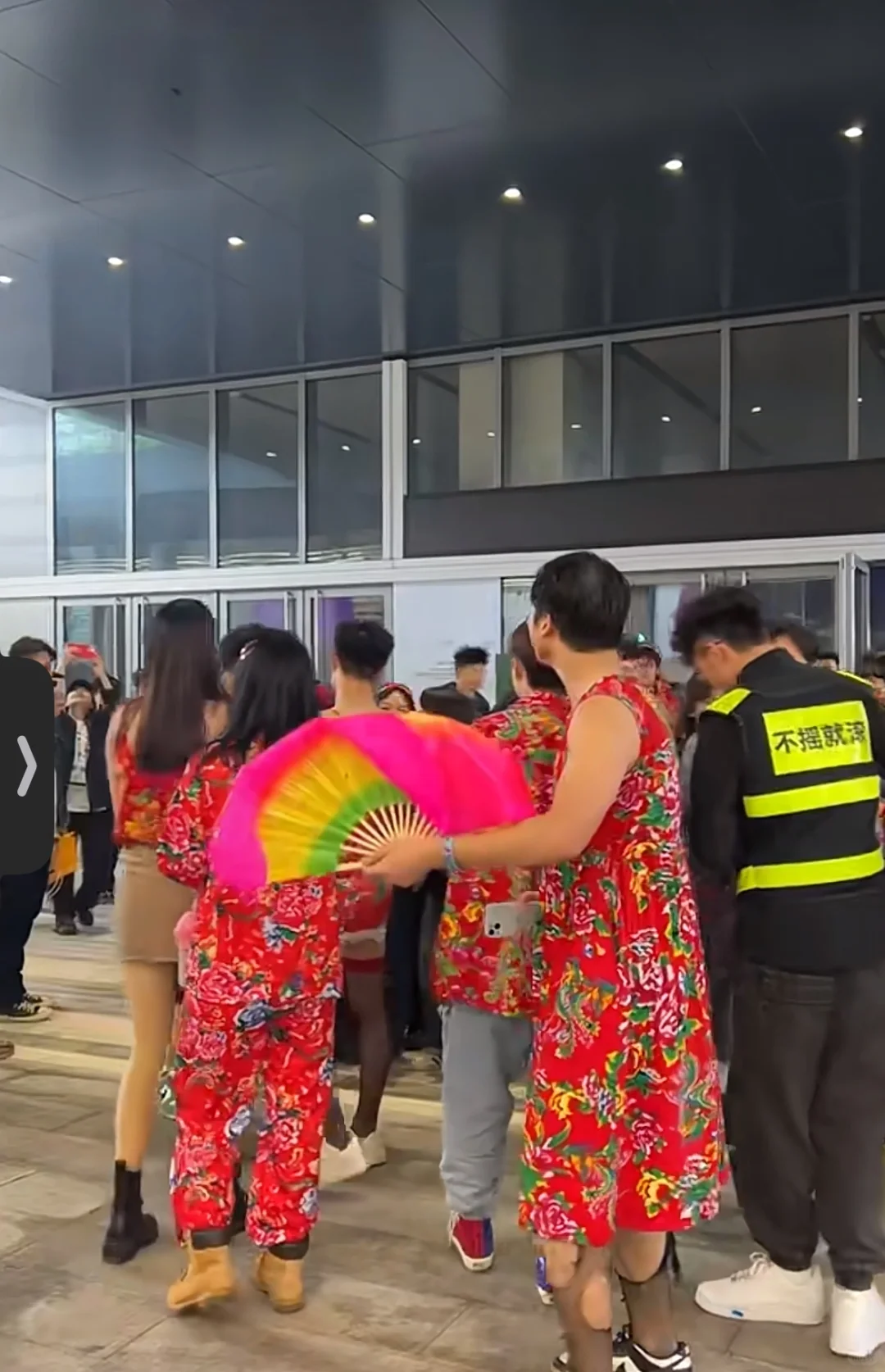 国际会展中心星期天也太热闹了哈哈