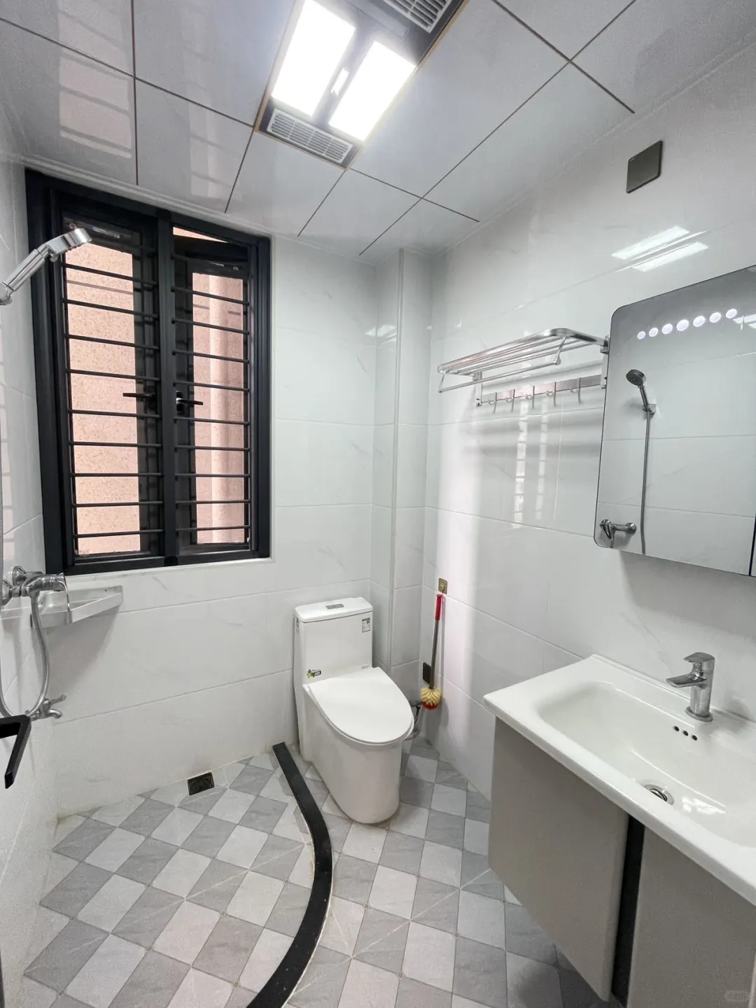 会展嘉园四区 85平两房 2500包物业停车?️