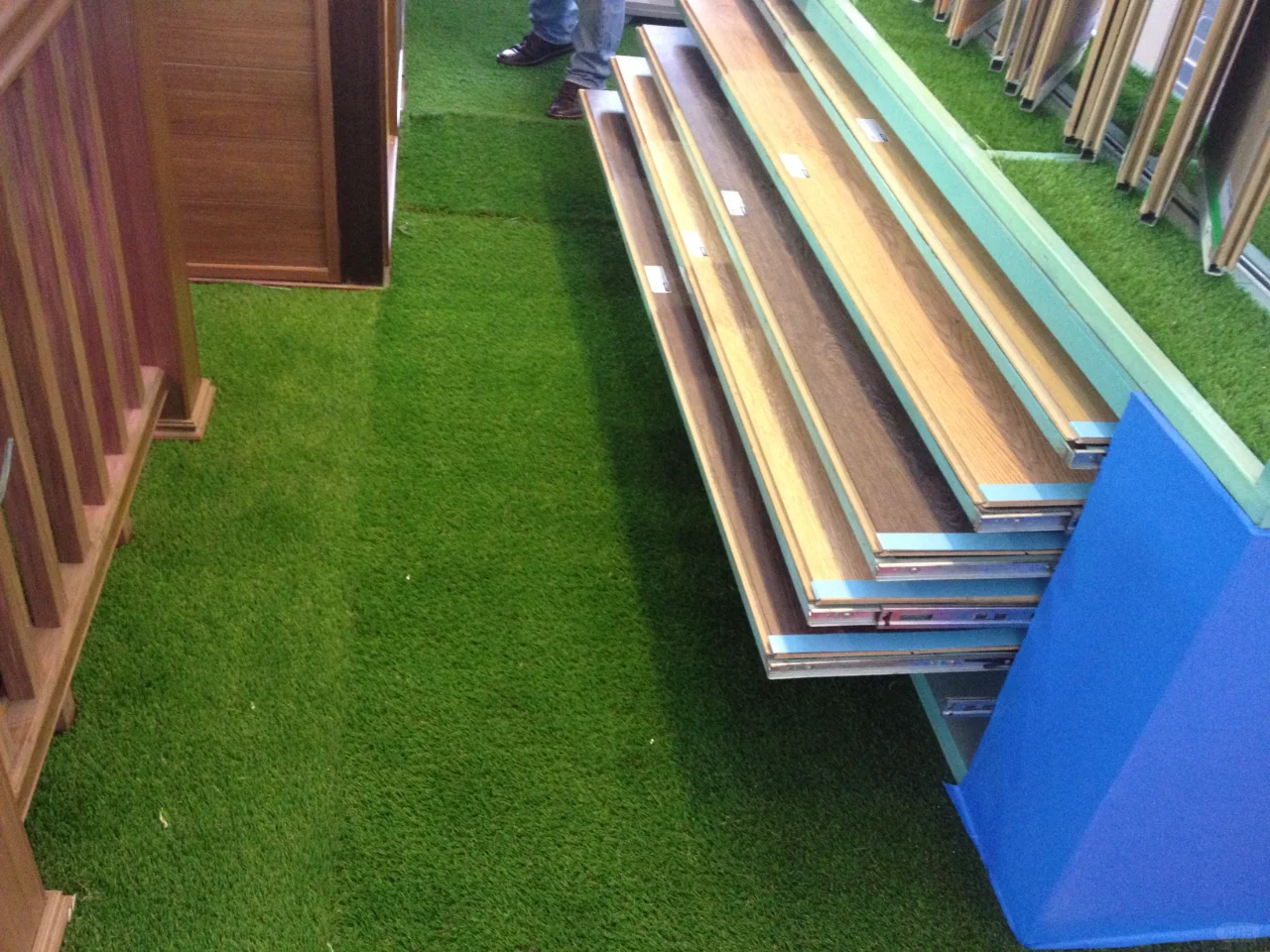 展会就因为用了人造草坪做为地铺忙死我了