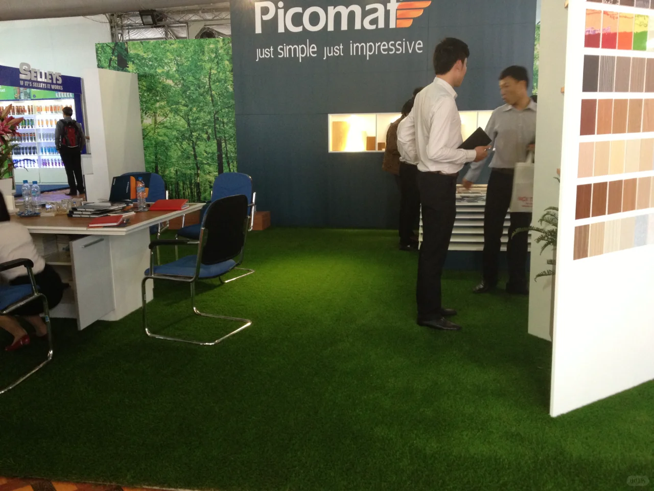 展会就因为用了人造草坪做为地铺忙死我了