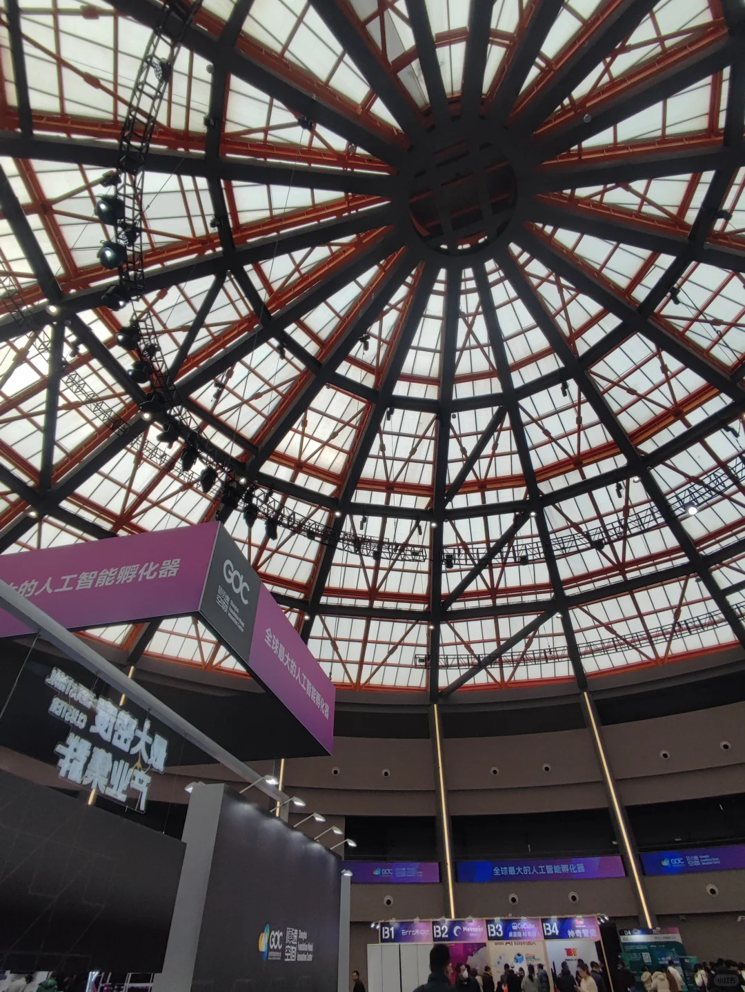 来看AI展会，好多人呢