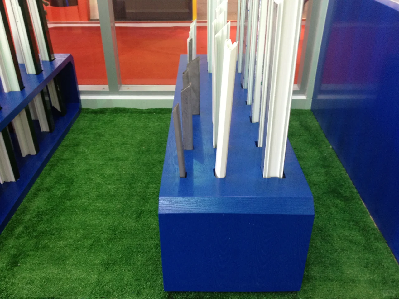 展会就因为用了人造草坪做为地铺忙死我了