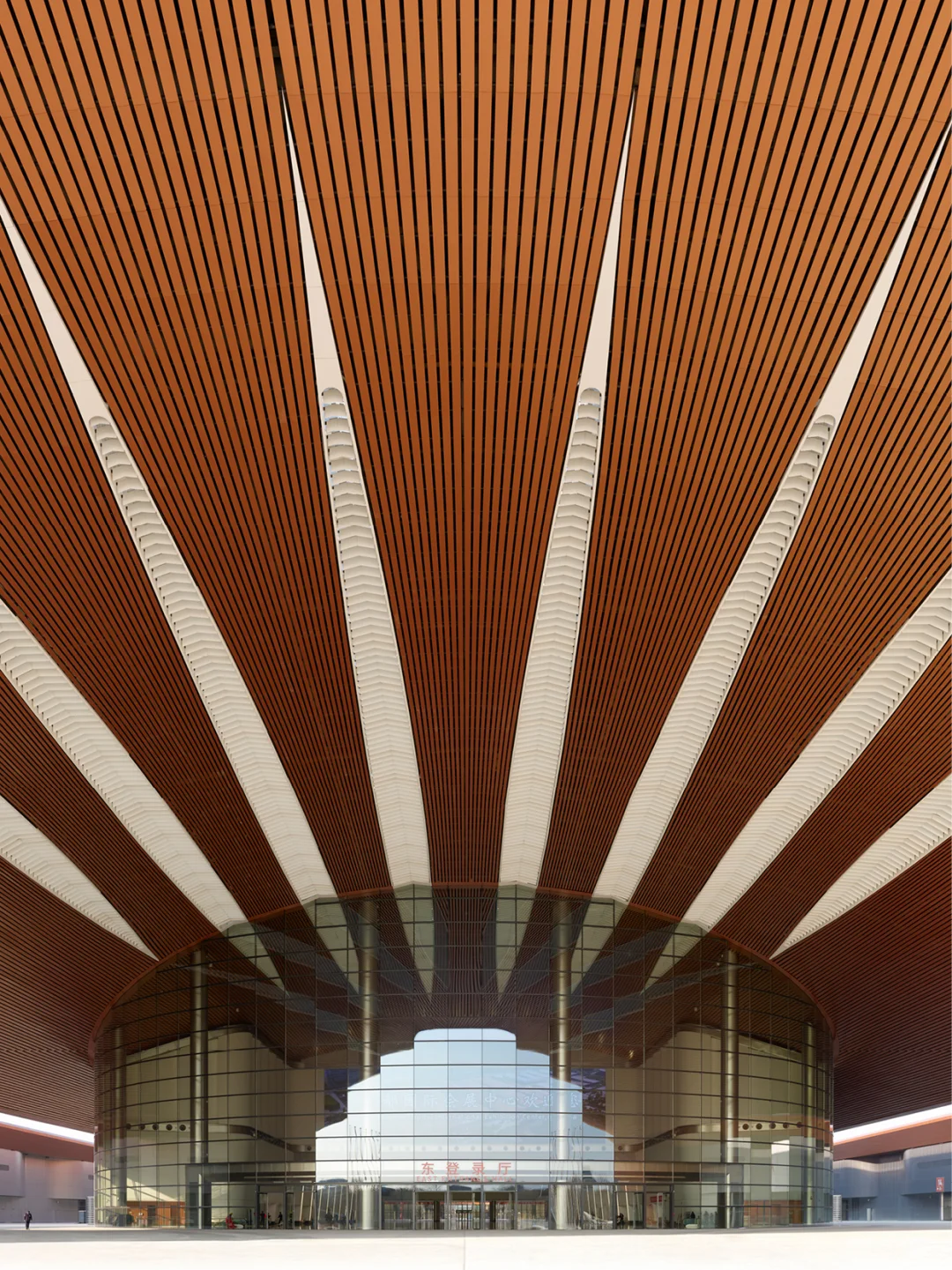 交织的紫金“丝带”?扎哈事务所新作首都国展