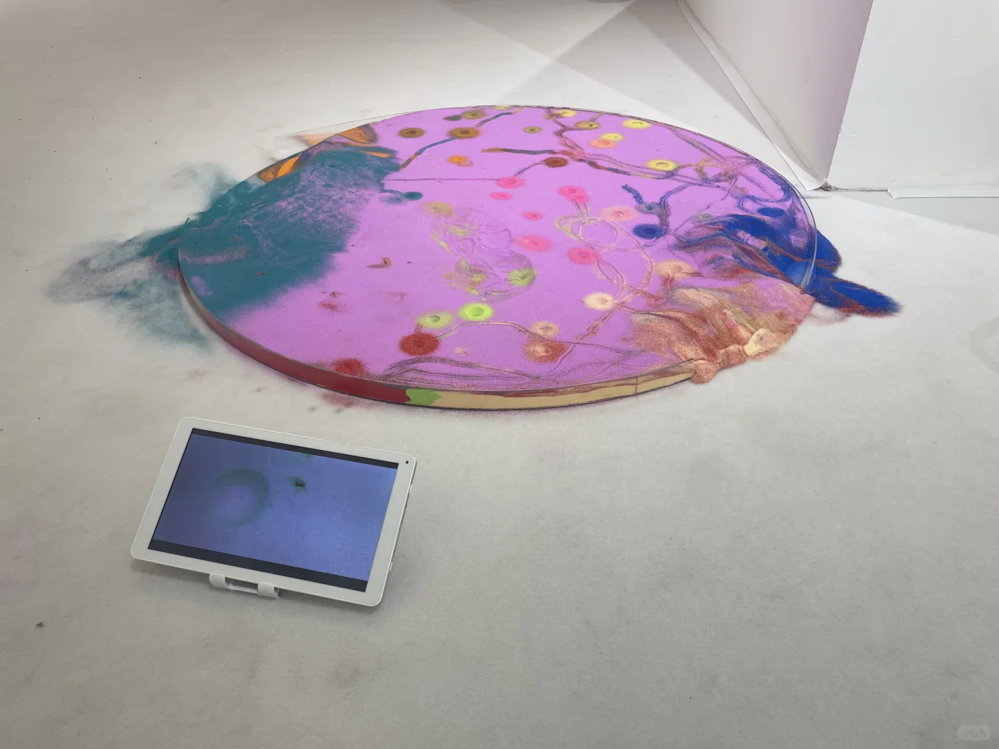 展览作品被观众踩坏了怎么办？