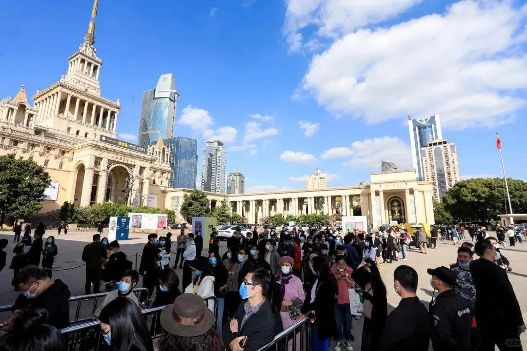 展览作品被观众踩坏了怎么办？