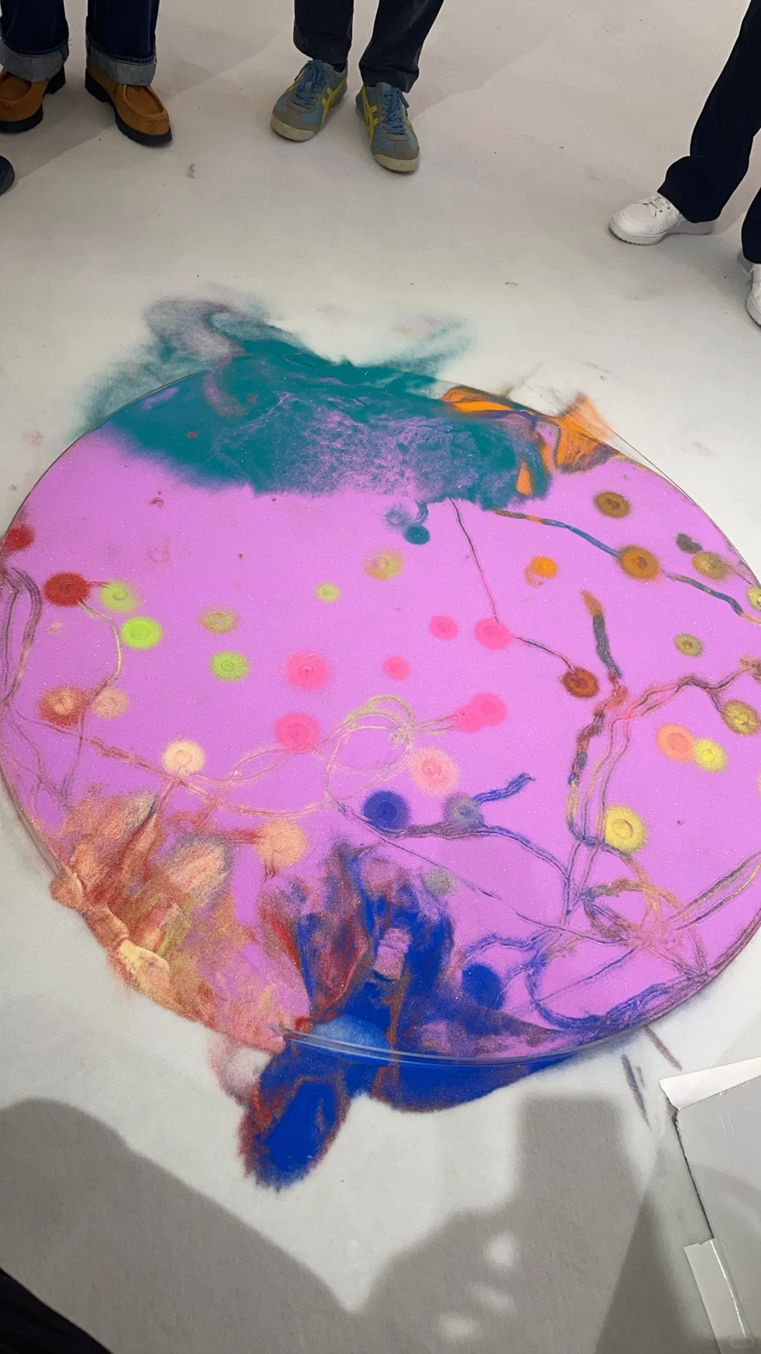 展览作品被观众踩坏了怎么办？