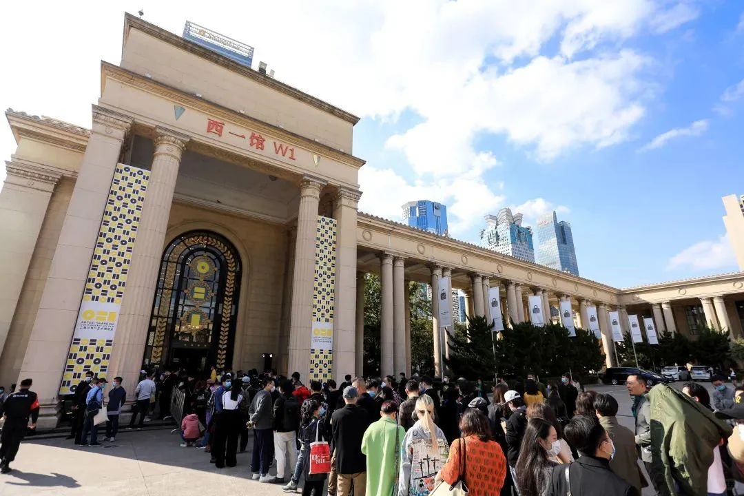 展览作品被观众踩坏了怎么办？