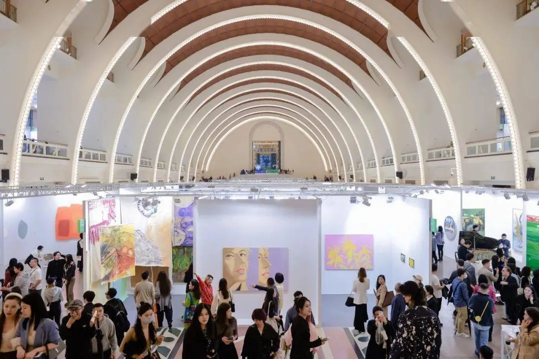 展览作品被观众踩坏了怎么办？