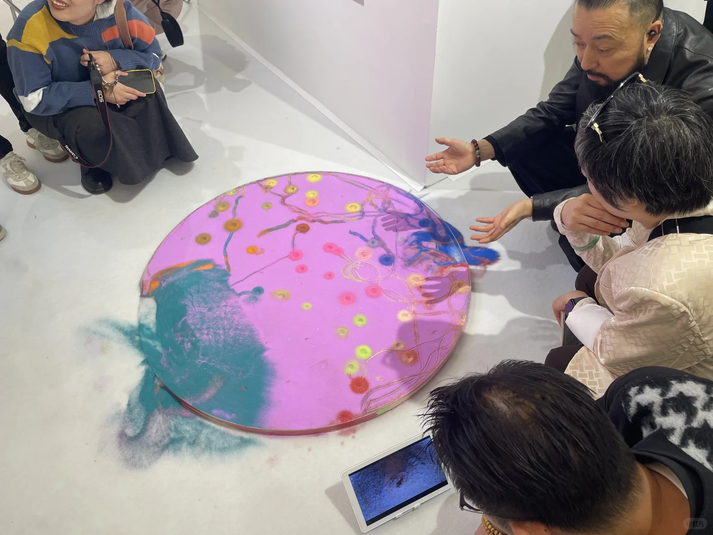 展览作品被观众踩坏了怎么办？