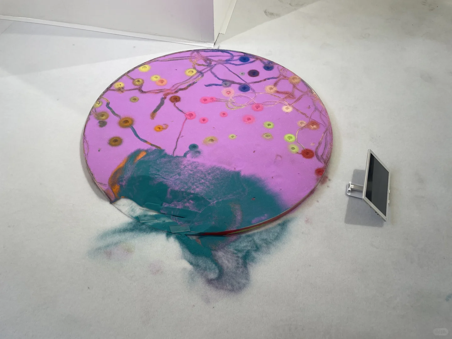 展览作品被观众踩坏了怎么办？