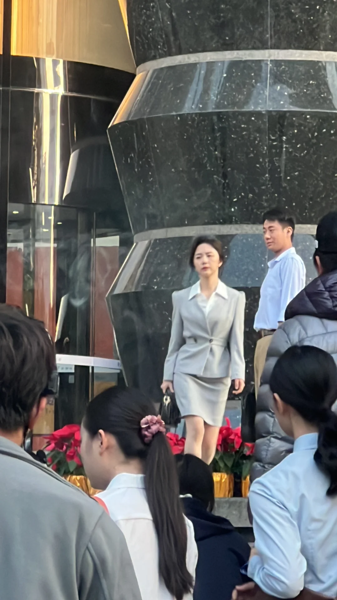 会展中心偶遇谭松韵拍戏