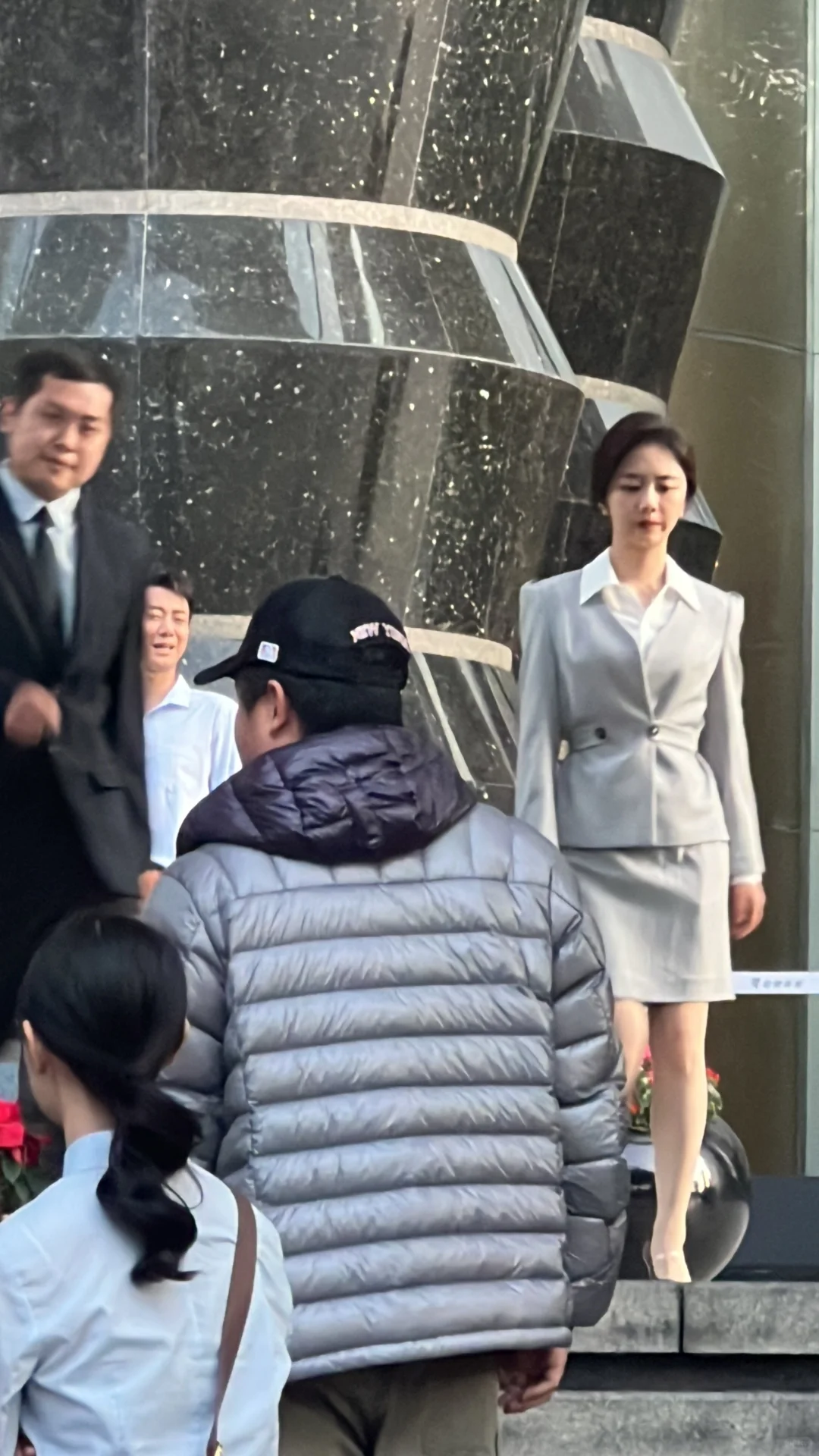 会展中心偶遇谭松韵拍戏