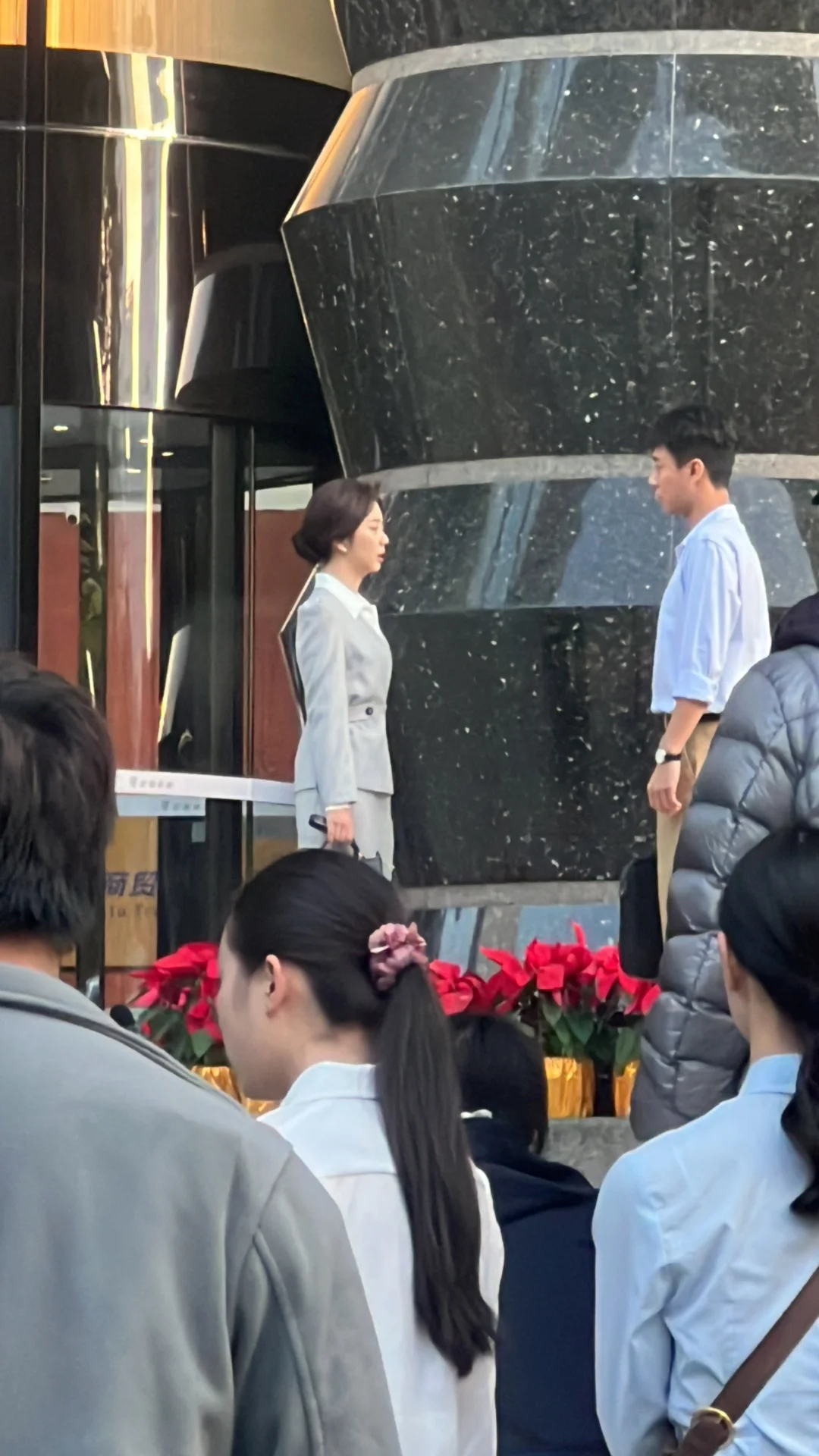 会展中心偶遇谭松韵拍戏