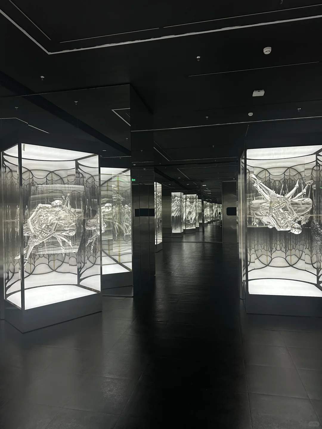 上海还是太超前了空山基展太炸裂了