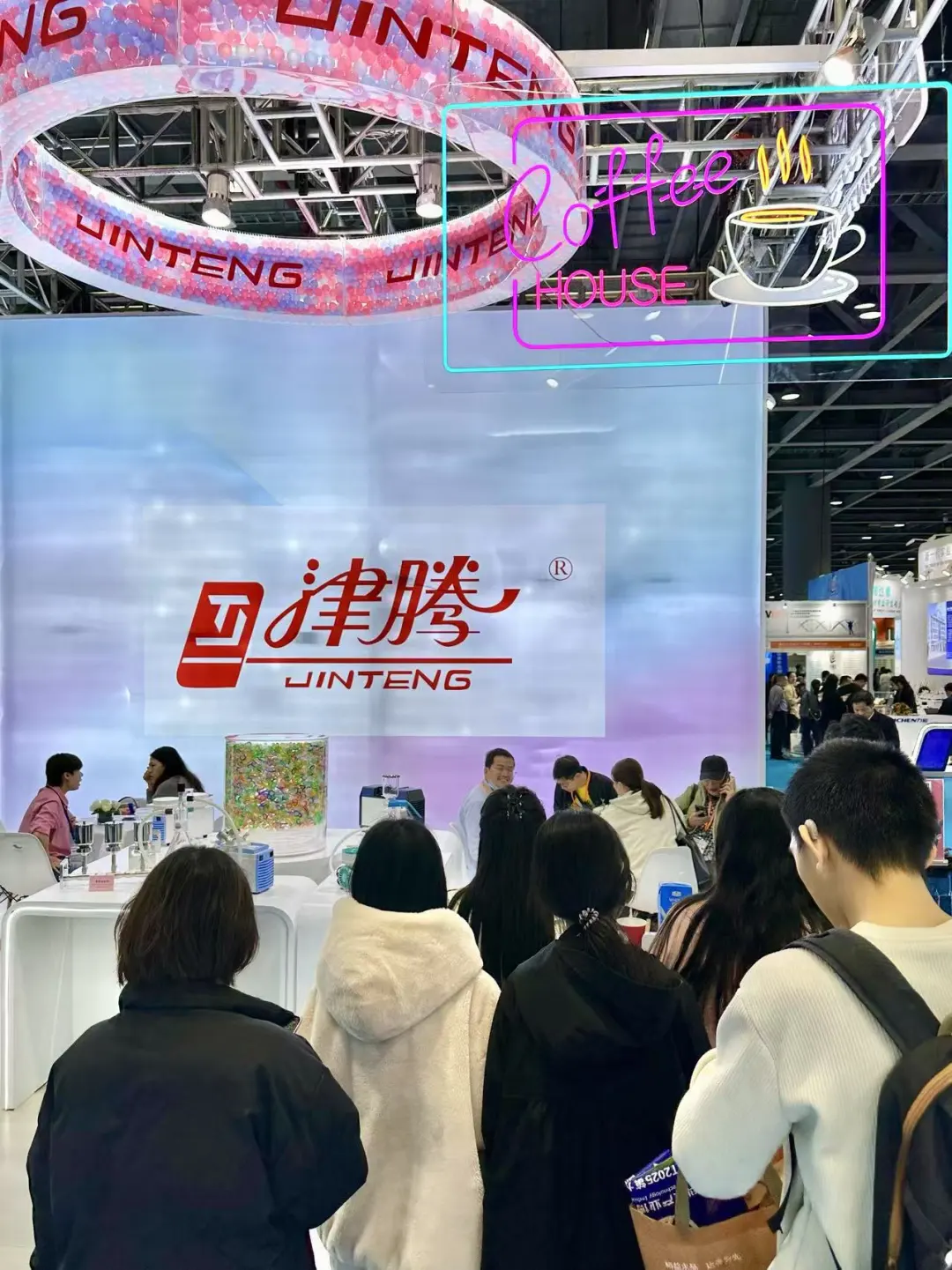 展会咖啡 全场人气值拉? 排队一波又一波