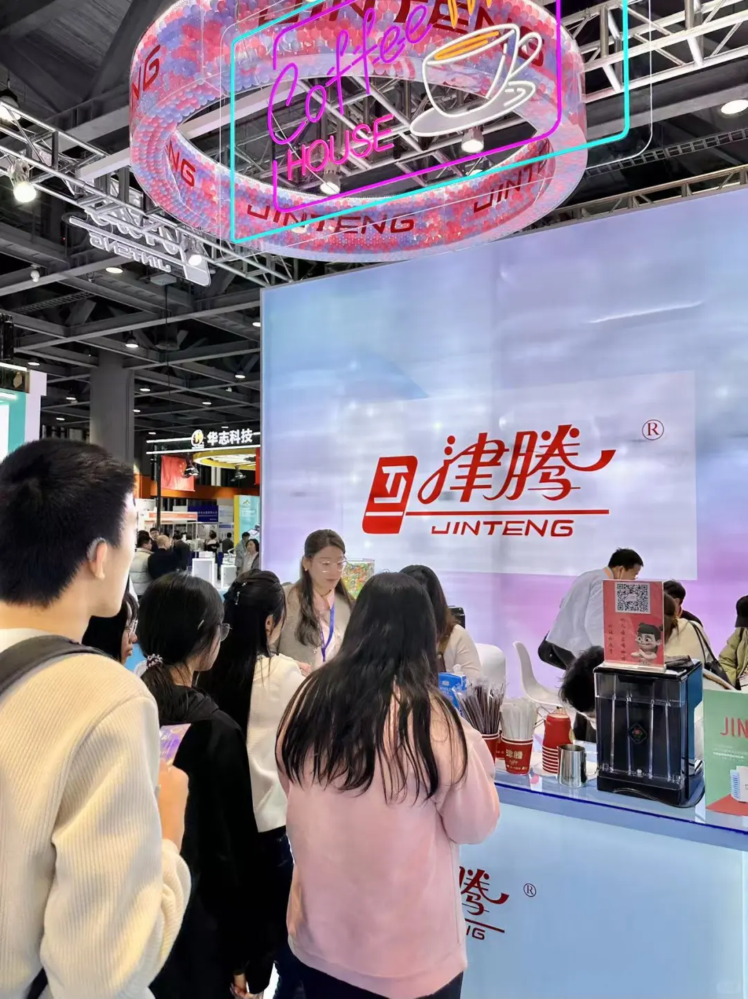 展会咖啡 全场人气值拉? 排队一波又一波
