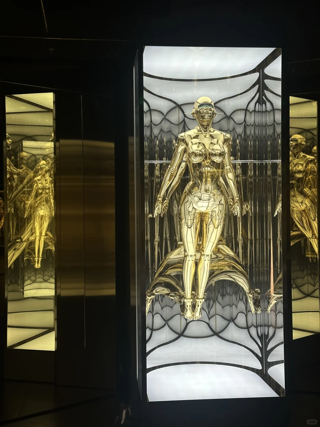 上海还是太超前了空山基展太炸裂了