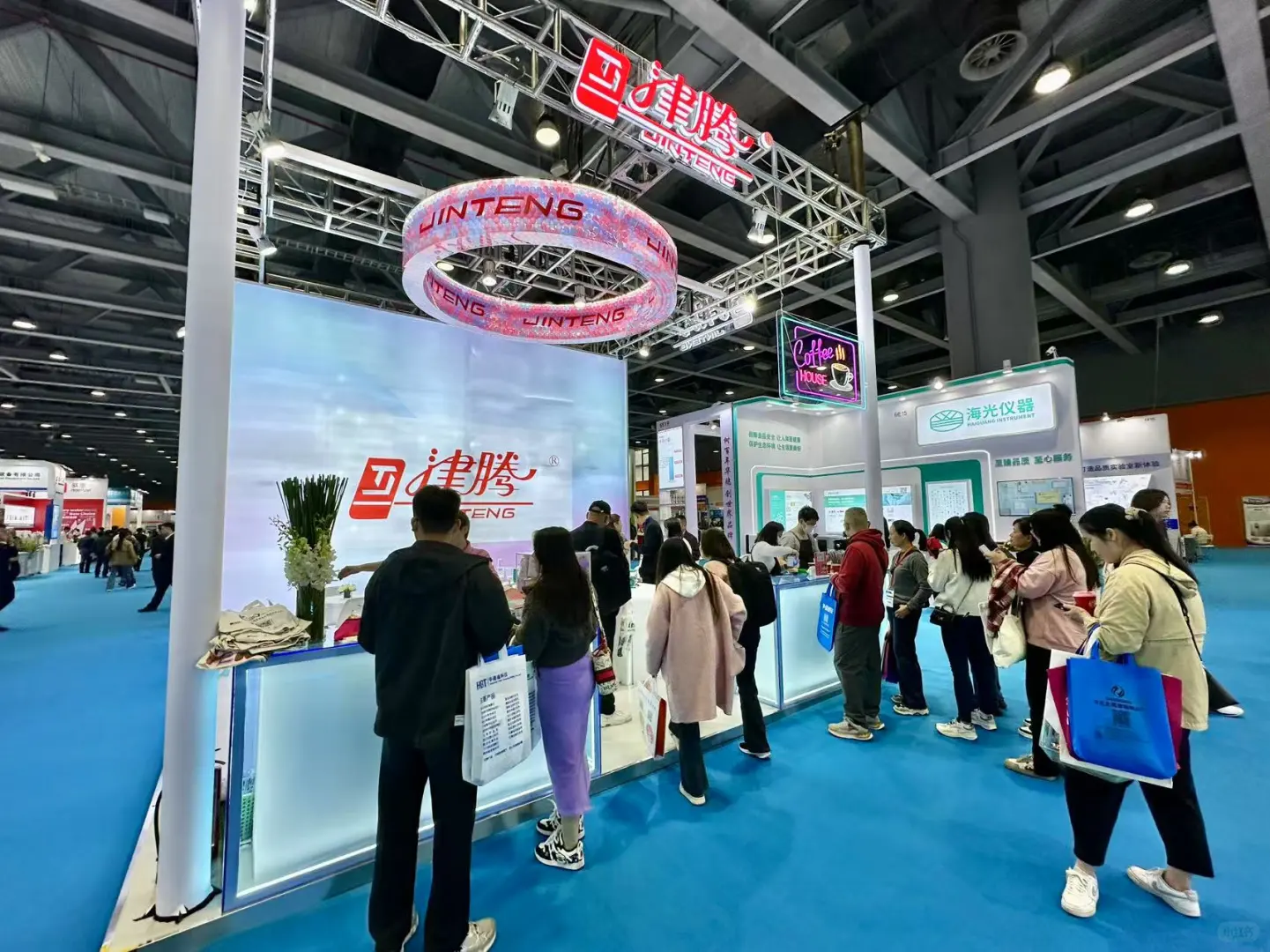 展会咖啡 全场人气值拉? 排队一波又一波