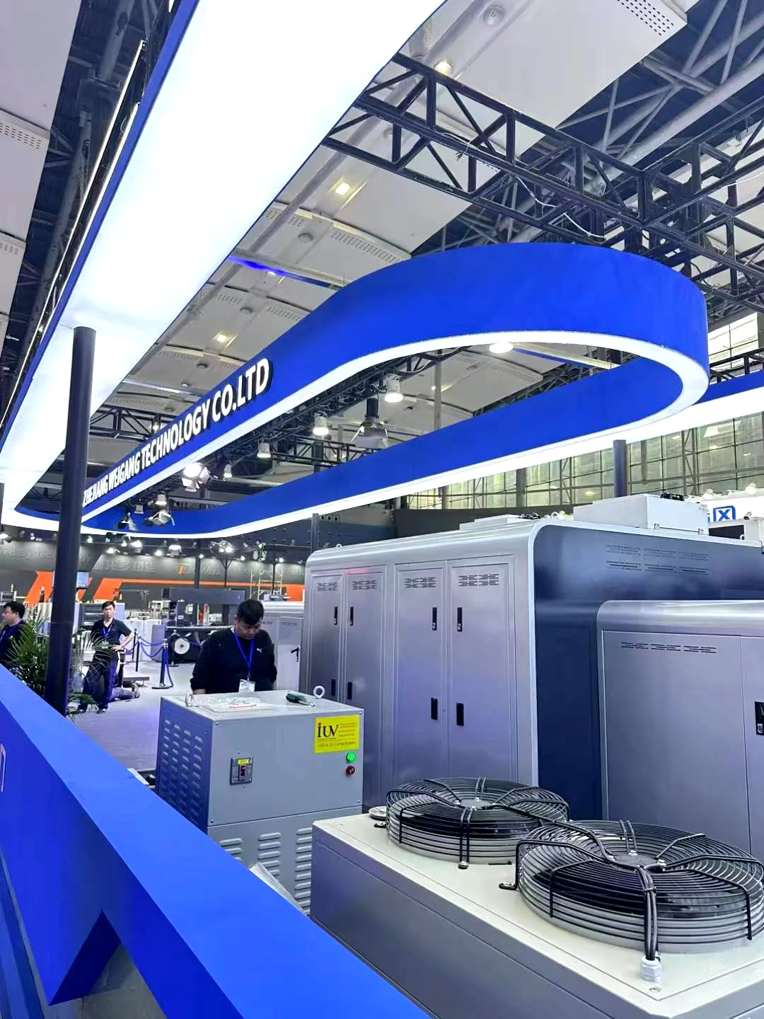 ✨【探展暴击】在药企展台撩到腿软!?