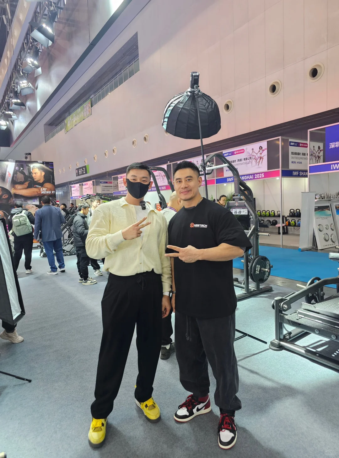 逛了一天展会，晚上想去看空山基