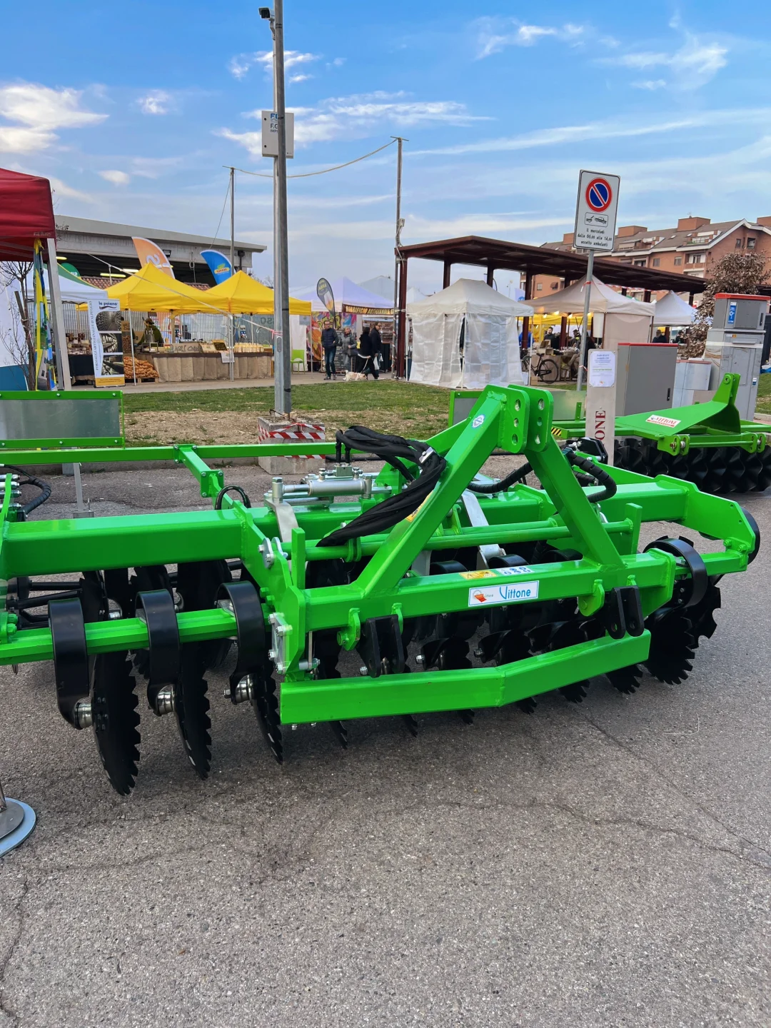 卡尔马尼奥拉??第561届春季博览会?(一)