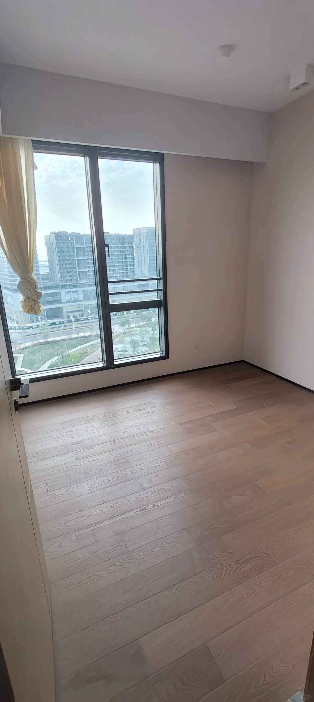 会展湾水岸 精装朝南 空四房 边户 随时看房