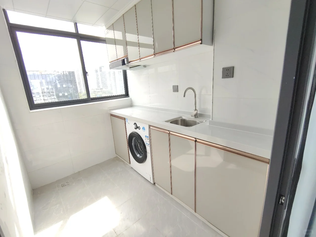 会展湾大单间，押一付一