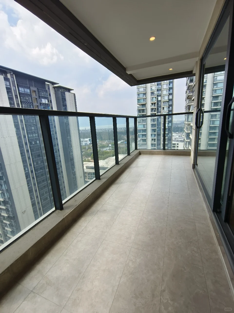 官渡区，靠近山海湾，滇池会展中心三房两卫