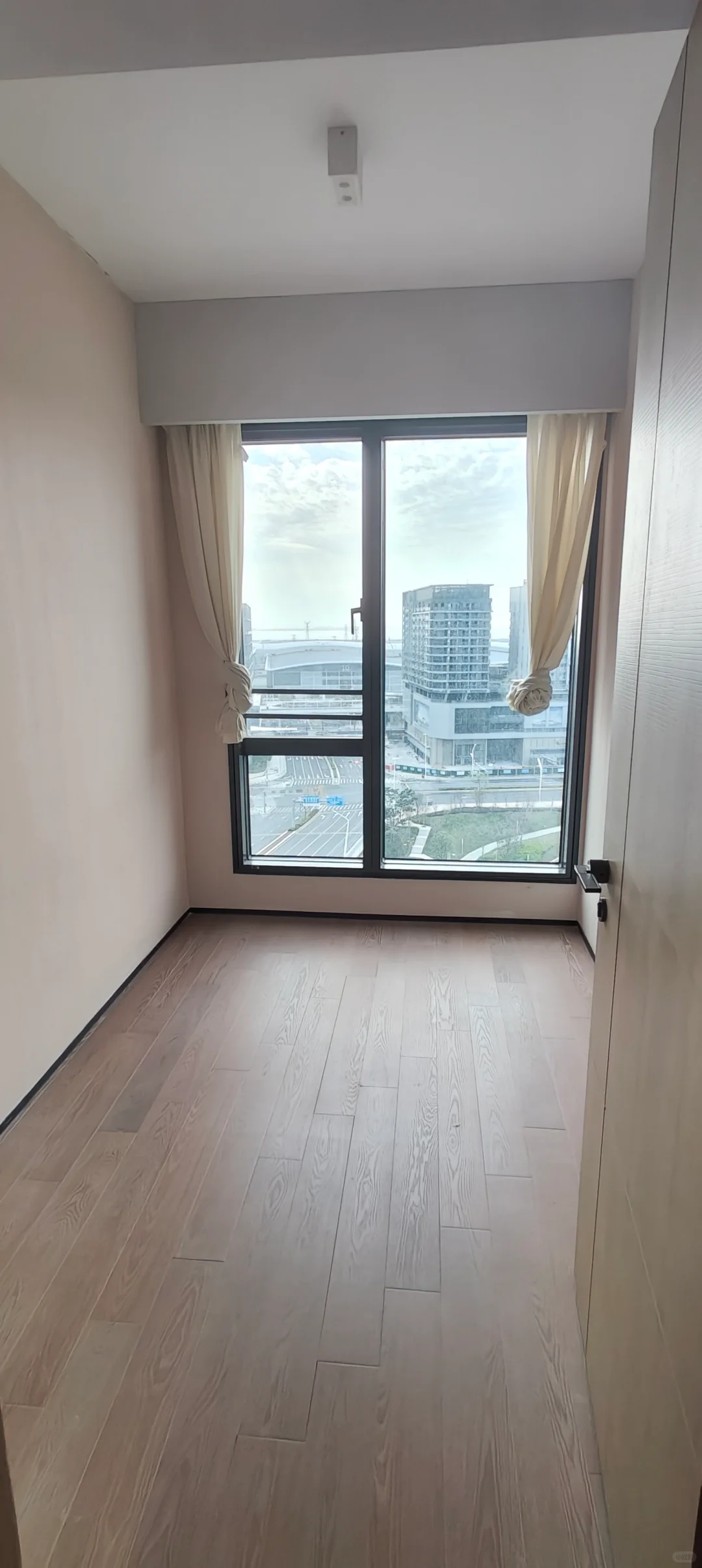 会展湾水岸 精装朝南 空四房 边户 随时看房