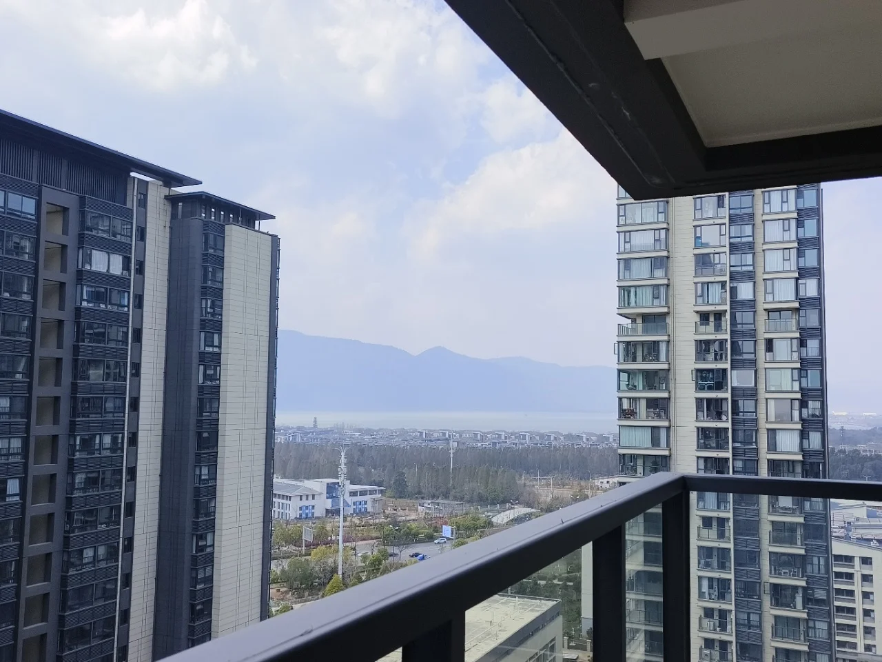 官渡区，靠近山海湾，滇池会展中心三房两卫