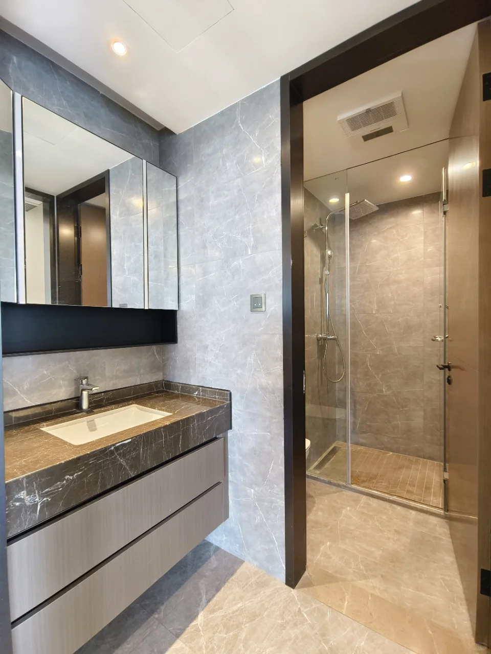 官渡区，靠近山海湾，滇池会展中心三房两卫