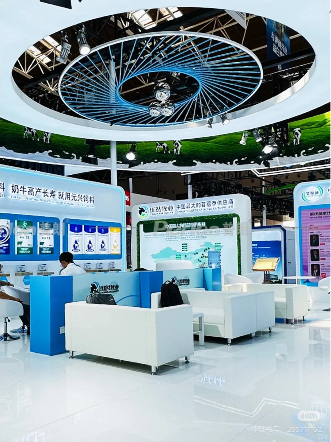 谁说蓝白配就不能高端又有设计感？