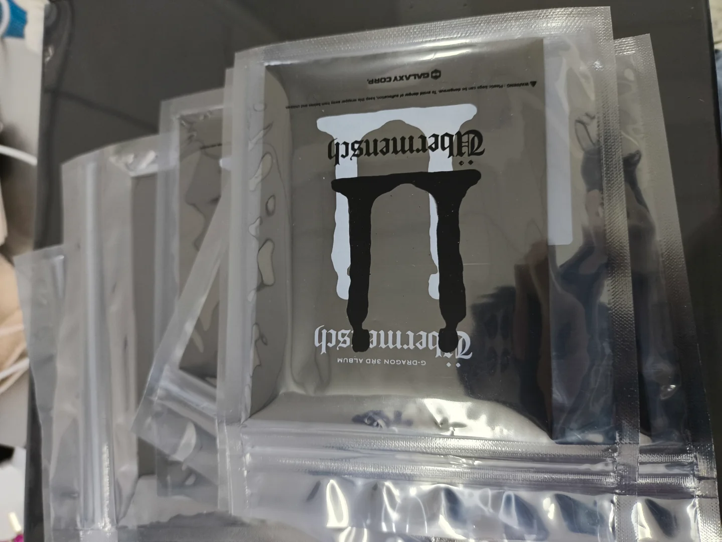 权志龙 展览会 小卡和明信片