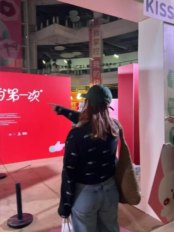 办展四年 在展览现场做会“吵架”的女的
