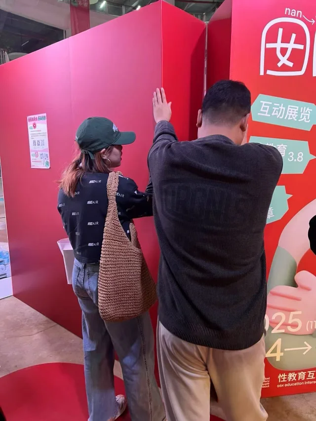 办展四年 在展览现场做会“吵架”的女的