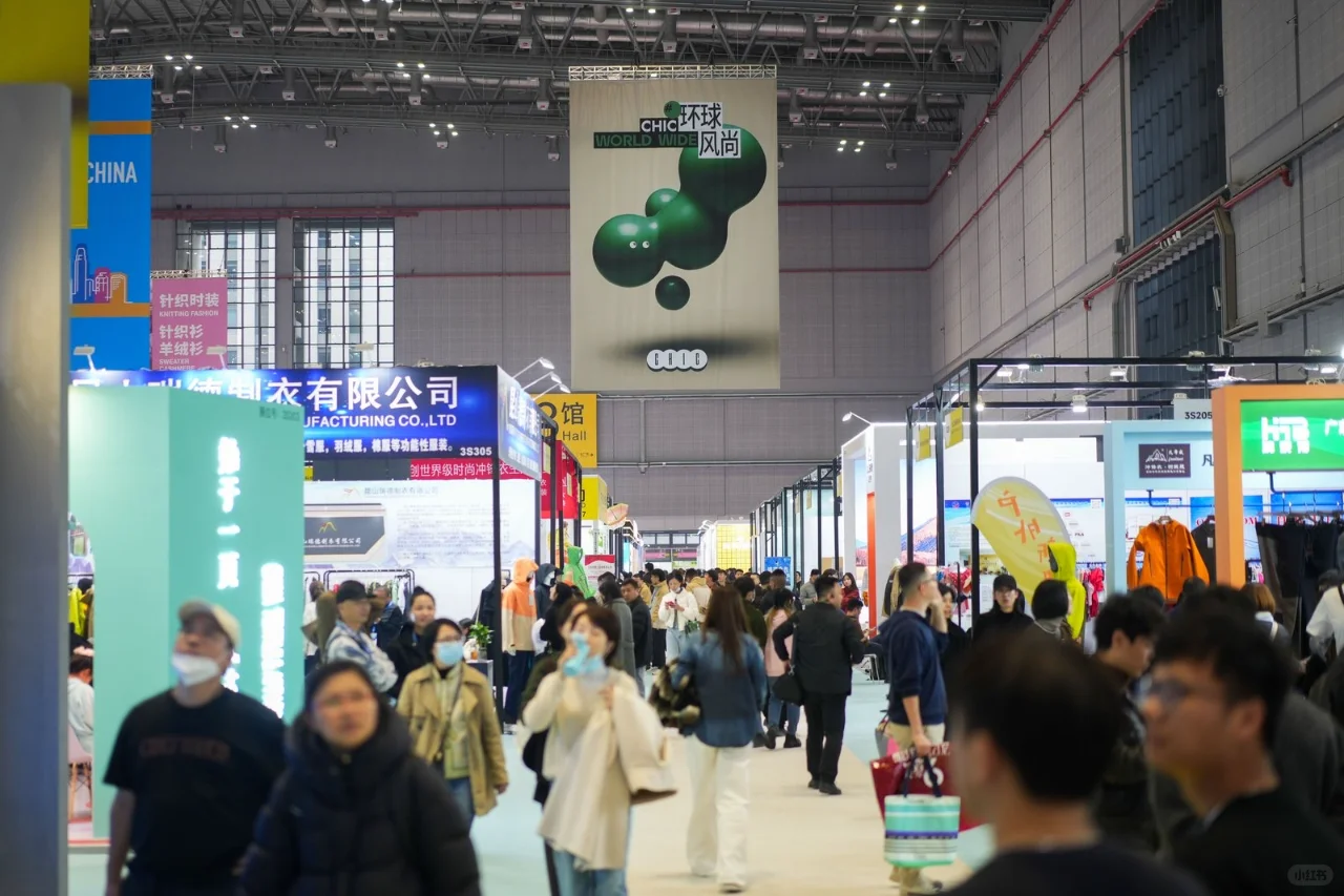 首日开展，人山人海，服装人集合?