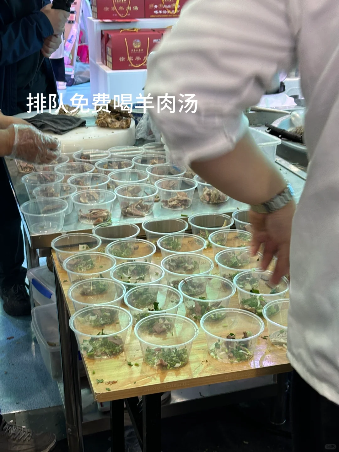 在菏泽会展中医把脉，把出了身体里的囊肿…..