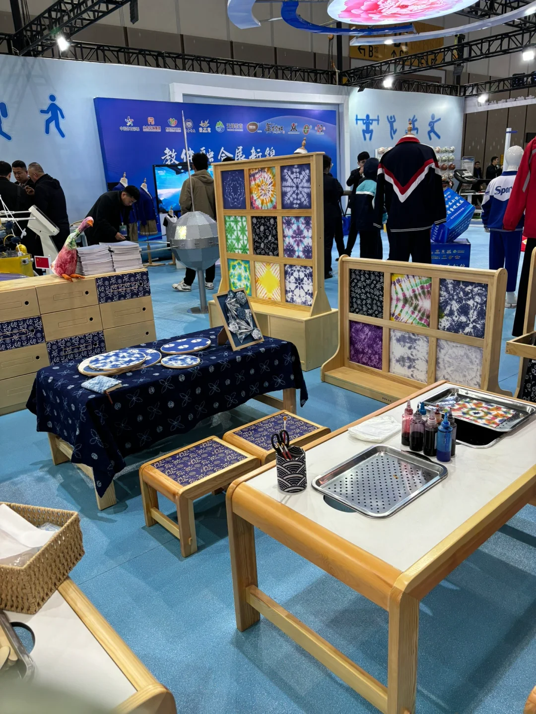 在菏泽会展中医把脉，把出了身体里的囊肿…..