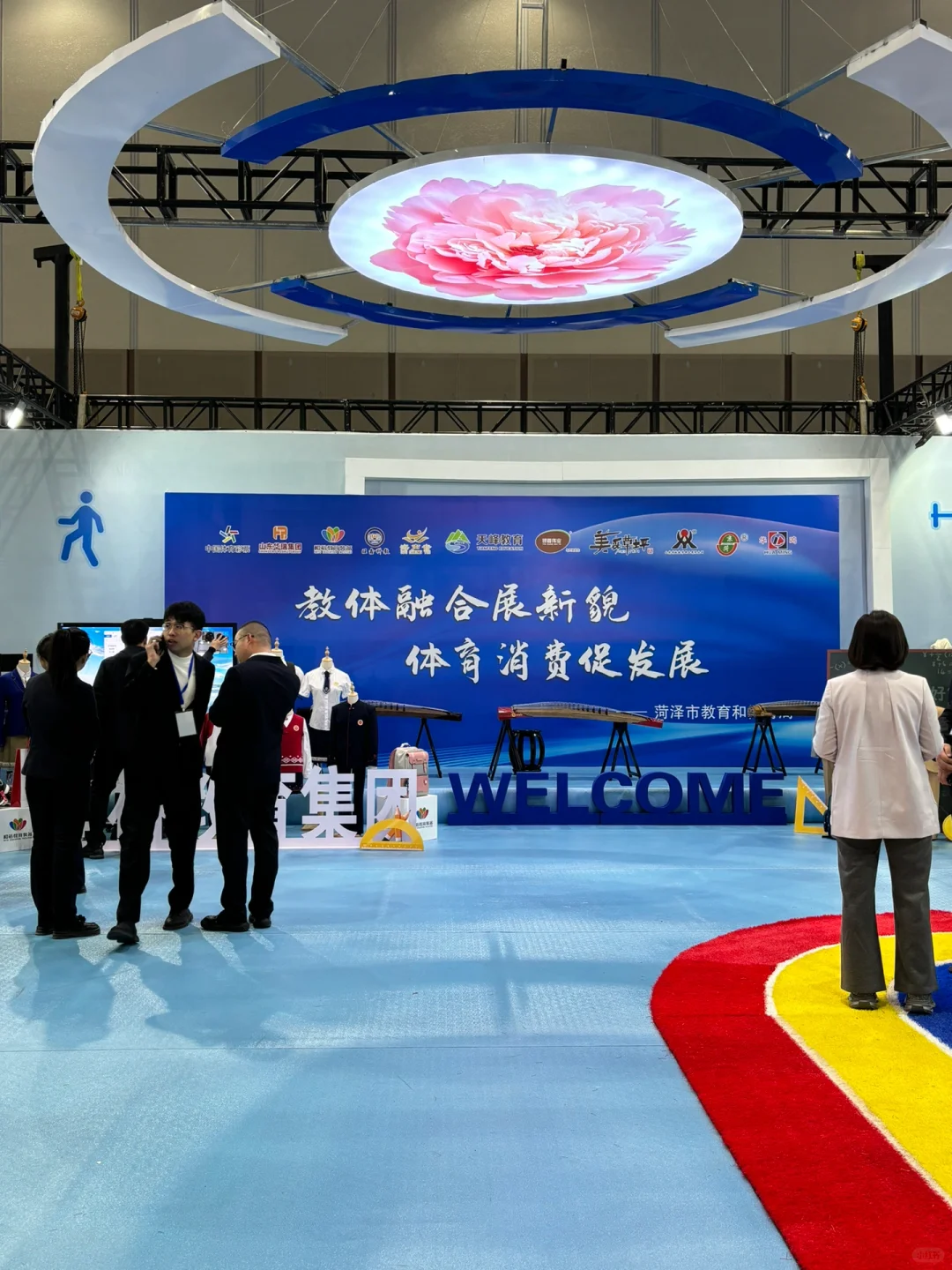 在菏泽会展中医把脉，把出了身体里的囊肿…..