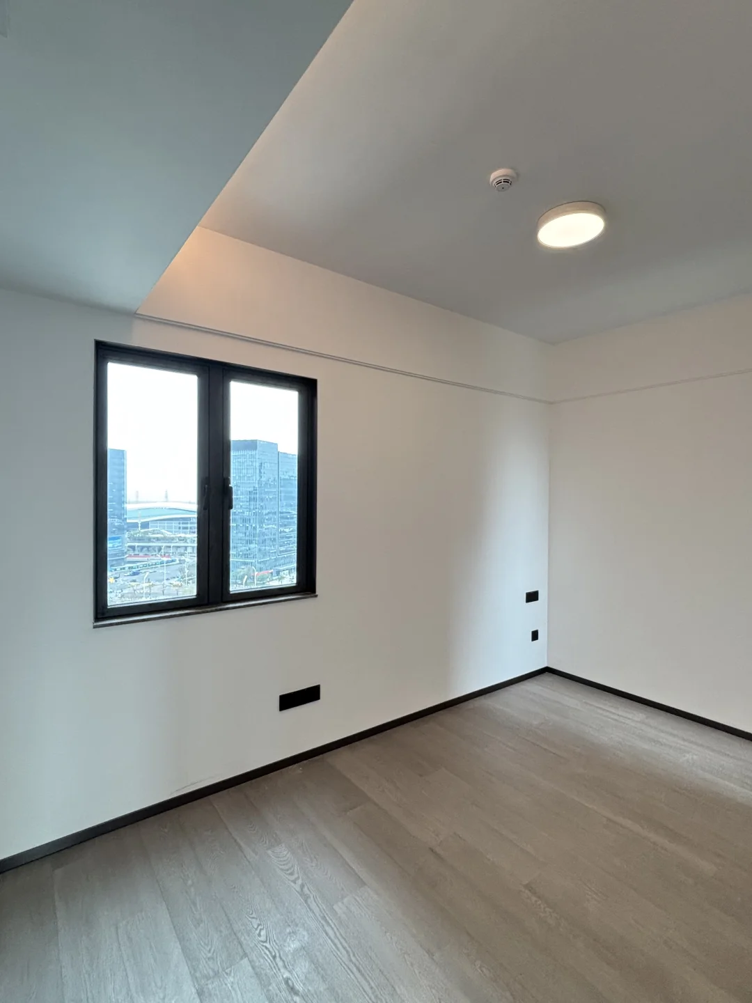 会展湾东城80平空两室全新首次出租