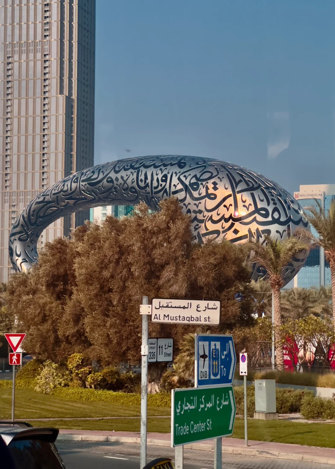 新疆女孩在迪拜参加展会