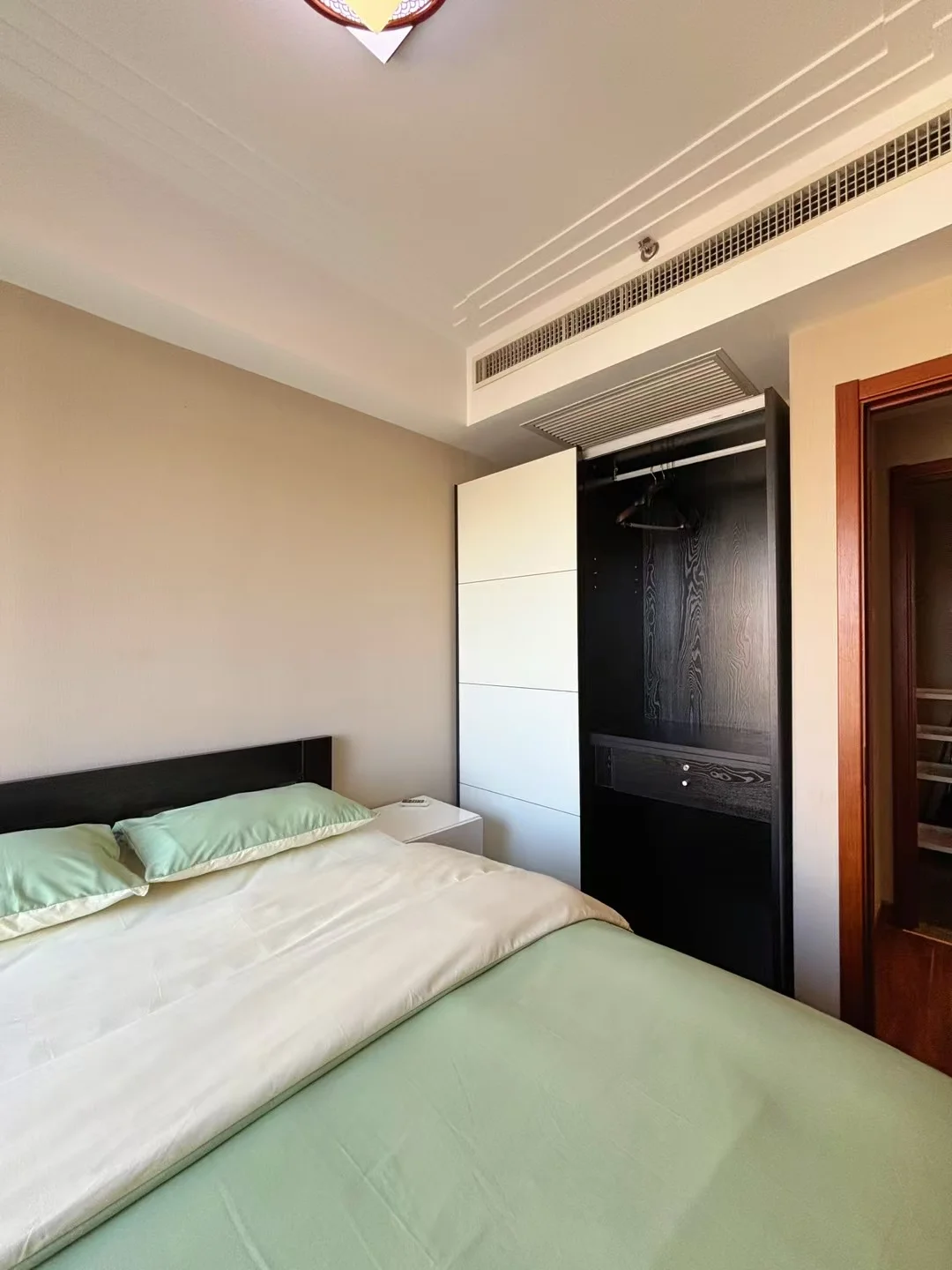 花梨坎地铁站。会展誉景一居室。随时入住，