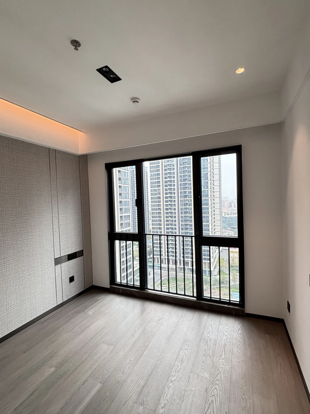 会展湾东城80平空两室全新首次出租