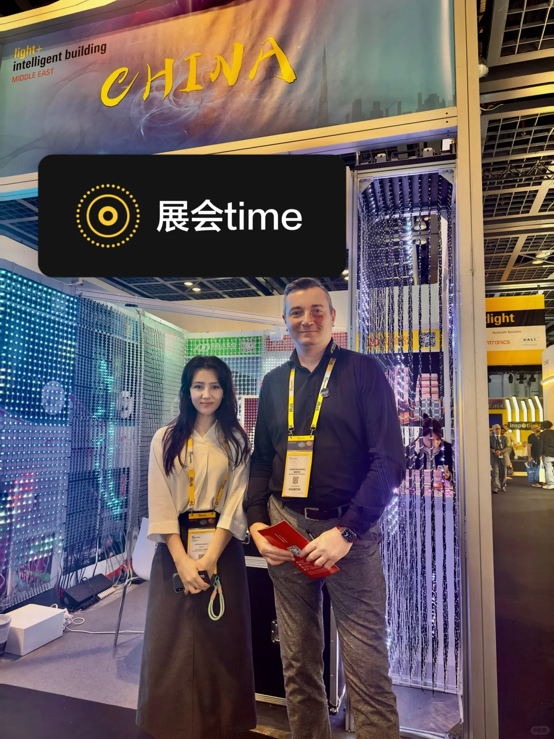 新疆女孩在迪拜参加展会