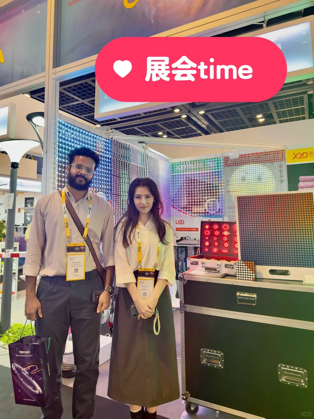 新疆女孩在迪拜参加展会